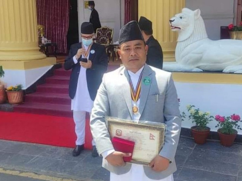 बारेकोटका स्वास्थ्य प्रमुख जनसेवाश्री पदकबाट विभूषित